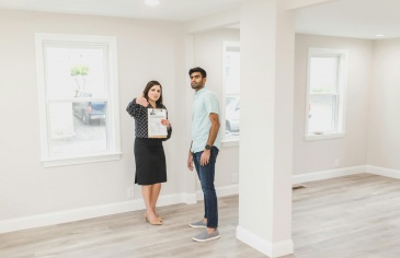 Người Mỹ đang trả tiền nhà hàng tháng cao hơn bao giờ hết