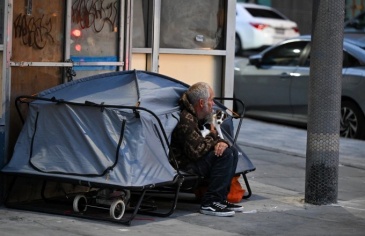 California muốn 'giành lại vỉa hè' từ người vô gia cư