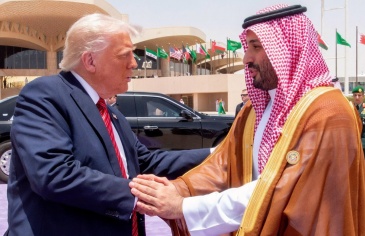 Khoảnh khắc tạm biệt gây sốt của ông Trump và Thái tử Arab Saudi