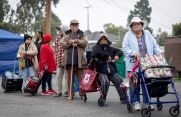 Dòng người xếp hàng chờ nhận thực phẩm hỗ trợ ở California Dòng người xếp hàng chờ nhận thực phẩm hỗ trợ ở California