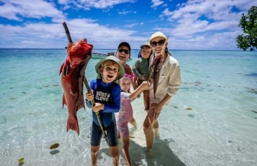 Cuộc sống như thiên đường của gia đình trên đảo hoang Cuộc sống như thiên đường của gia đình trên đảo hoang