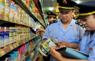 Vụ thu giữ hơn 11.000 tấn sữa pha melamine khiến 6 trẻ tử vong, 300.000 trẻ bị bệnh: Phụ huynh hoang mang giữa 'ma trận' sữa giả