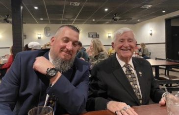 Vợ chồng trẻ nhận người đàn ông 74 tuổi làm con nuôi Vợ chồng trẻ nhận người đàn ông 74 tuổi làm con nuôi