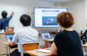 Vì sao nhiều người Mỹ đi học lại ở tuổi 40? Vì sao nhiều người Mỹ đi học lại ở tuổi 40?