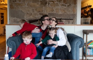 Cặp vợ chồng quyết sinh 10 con để 'cứu nhân loại'