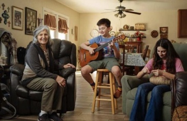 Ông bà Mỹ 'còng lưng' gánh chi phí nuôi cháu