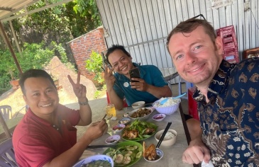 Người nước ngoài học cách sống chung với hàng xóm Việt Người nước ngoài học cách sống chung với hàng xóm Việt