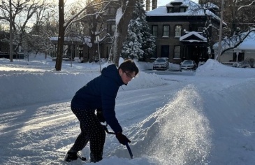 Người Việt kể quy định bắt buộc xúc tuyết trước nhà ở Canada