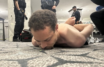 Khoảnh khắc tay súng cố xông vào bữa tiệc có ông Trump