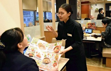 Nhật siết visa lao động khiến ngành nhà hàng lao đao
