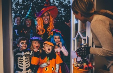 Vì sao chúng ta lại nói 'Trick or Treat' trong dịp Halloween?