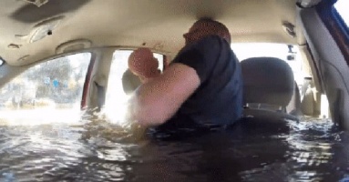 Khi ô tô bị ngập nước, không cần phá cửa để thoát thân. Hãy để nước tràn vào trong xe…