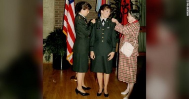Cặp chị em gái đầu tiên trở thành tướng lục quân Mỹ