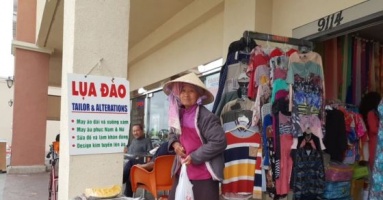 Cuộc sống mưu sinh của người Việt bán trái cây nơi hè phố Bolsa