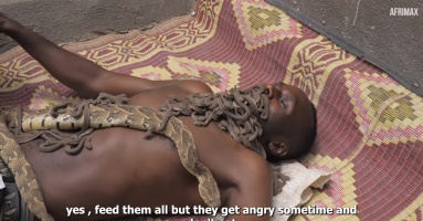 The mystery of the man who swallows a snake every day makes everyone panic