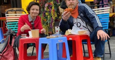 Độc đáo quán ăn vỉa hè của anh em Việt giữa lòng thủ đô Đức: Bàn inox, ghế nhựa, ống bơ mang từ Việt Nam, được tài tử nổi tiếng... ghé thăm