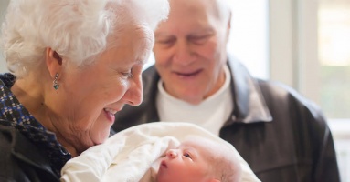 Joyful Family Reunions: Grandparents Meeting Their Newborn Grandchildren for the First Time