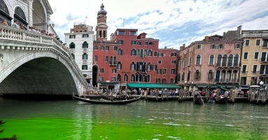 Venice điều tra vệt màu lạ trên kênh đào Grand