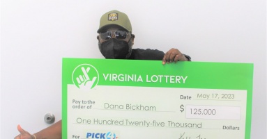 Linh tính, một ông ở Virginia mua cùng lúc 25 tờ vé số, trúng $125,000
