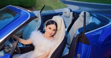 Em gái Cẩm Ly khoe dáng bên siêu xe của chồng tỷ phú: Nhà có 200 chiếc, chạy cả đời không hết