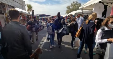 Nữ Youtuber kể chuyện quái gở khi đi chợ trời ở quốc gia Châu Âu này: Túi “hàng hiệu“ bày la liệt dưới đất, áo mới tinh giá 25.000 đồng, tin được không?