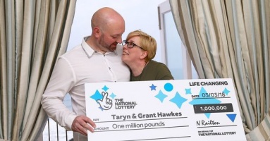 Cặp vợ chồng nghèo trúng số 1 triệu bảng trả ơn cuộc đời