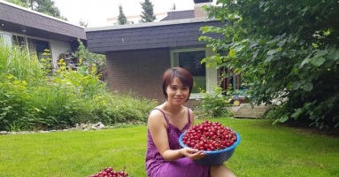 Rau siêu thị đắt đỏ, người phụ nữ gốc Việt biến ban công thành vườn ở Đức