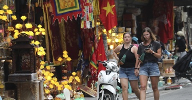 Khách Tây “nửa khóc nửa cười“ với giao thông Việt: Tôi rất sợ qua đường ở đây