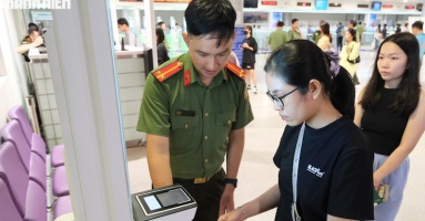 Nhập cảnh chỉ 30 giây nhờ scan passport cho người Việt tại Tân Sơn Nhất