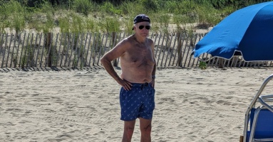 Ông Biden cởi trần tắm nắng