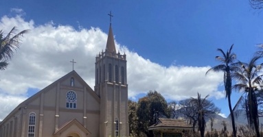 Nhà thờ gần 200 năm trụ vững qua 'bão lửa' ở Hawaii