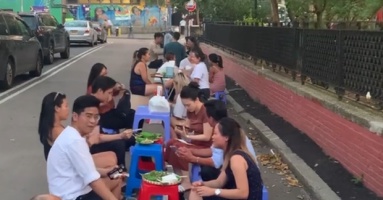 Quán Việt bán bún đậu mắm tôm 800k đồng/suất ở New York