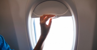 Tại sao hành khách không được đóng cửa sổ lúc máy bay cất cánh và hạ cánh