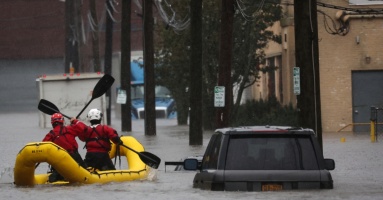 Đường phố New York thành sông sau mưa lớn