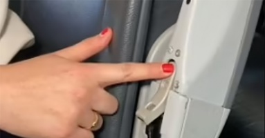 Tiếp viên hàng không tiết lộ nút bí mật giúp hành khách thoải mái