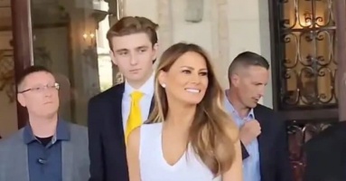 Cậu út nhà Trump gây chú ý khi cùng mẹ dự sự kiện