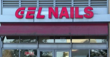 Thợ nail xem trộm điện thoại và tải ảnh nhạy cảm của khách hàng