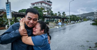 VỢ BẬT KHÓC NỨC NỞ KHI NHÌN THẤY CHỒNG TRỞ VỀ SAU 12 GIỜ SINH TỬ, CHỐNG CHỌI VỚI BÃO YAGI TRÊN BIỂN