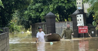 Những người nước ngoài cứu trợ bão lũ ở Việt Nam