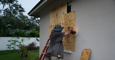 Florida sắp hứng bão mới