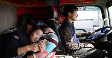 Tại sao các tài xế xe tải đường dài luôn thích mang theo một người phụ nữ? Họ làm gì trên xe?