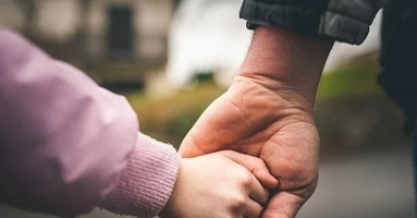 Con gái sống nhờ phúc cha: Người cha có 3 đặc điểm này thì cuộc đời con gái hưởng phúc lành