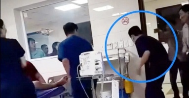 Bị người nhà bệnh nhân xô đẩy, Y bác sĩ bị hành hung vẫn ép tim cứu trẻ