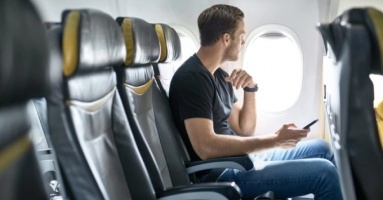 Luật ngầm về đặt tay khi ngồi máy bay