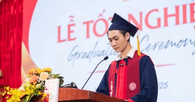 Chàng trai 'gây sốt' với bài phát biểu về bố mẹ không biết chữ