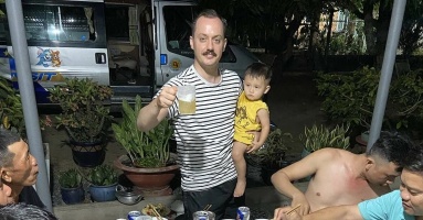 Người nước ngoài sốc với văn hóa nhậu ở Việt Nam