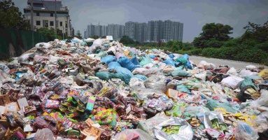 Hãi hùng núi rác bánh kẹo khổng lồ tại La Phù, Hà Nội hàng tấn đồ ăn trẻ em yêu thích bị đổ bỏ