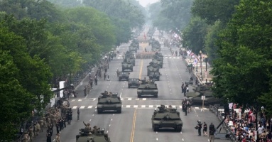 Binh sĩ, xe tăng Mỹ duyệt binh ở Washington