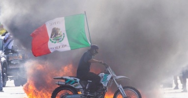 Lý do nhiều người biểu tình ở Los Angeles vẫy cờ Mexico