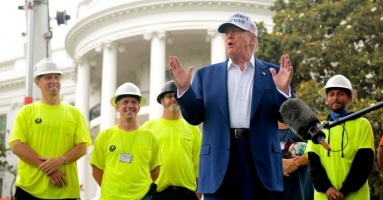 Ông Trump đùa về người nhập cư trong lễ dựng cờ ở Nhà Trắng
